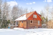 Flowing Waters Log Home - Historic Charm, Modern Comfort