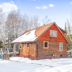 Flowing Waters Log Home - Historic Charm, Modern Comfort