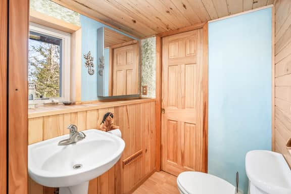 Flowing Waters Log Home - Historic Charm, Modern Comfort - Image 5