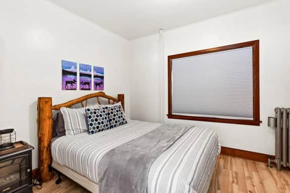 The NorthShore Cabin - Your Cozy In-Town Cabin - Image 3