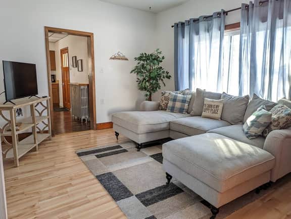 The NorthShore Cabin - Your Cozy In-Town Cabin - Image 4